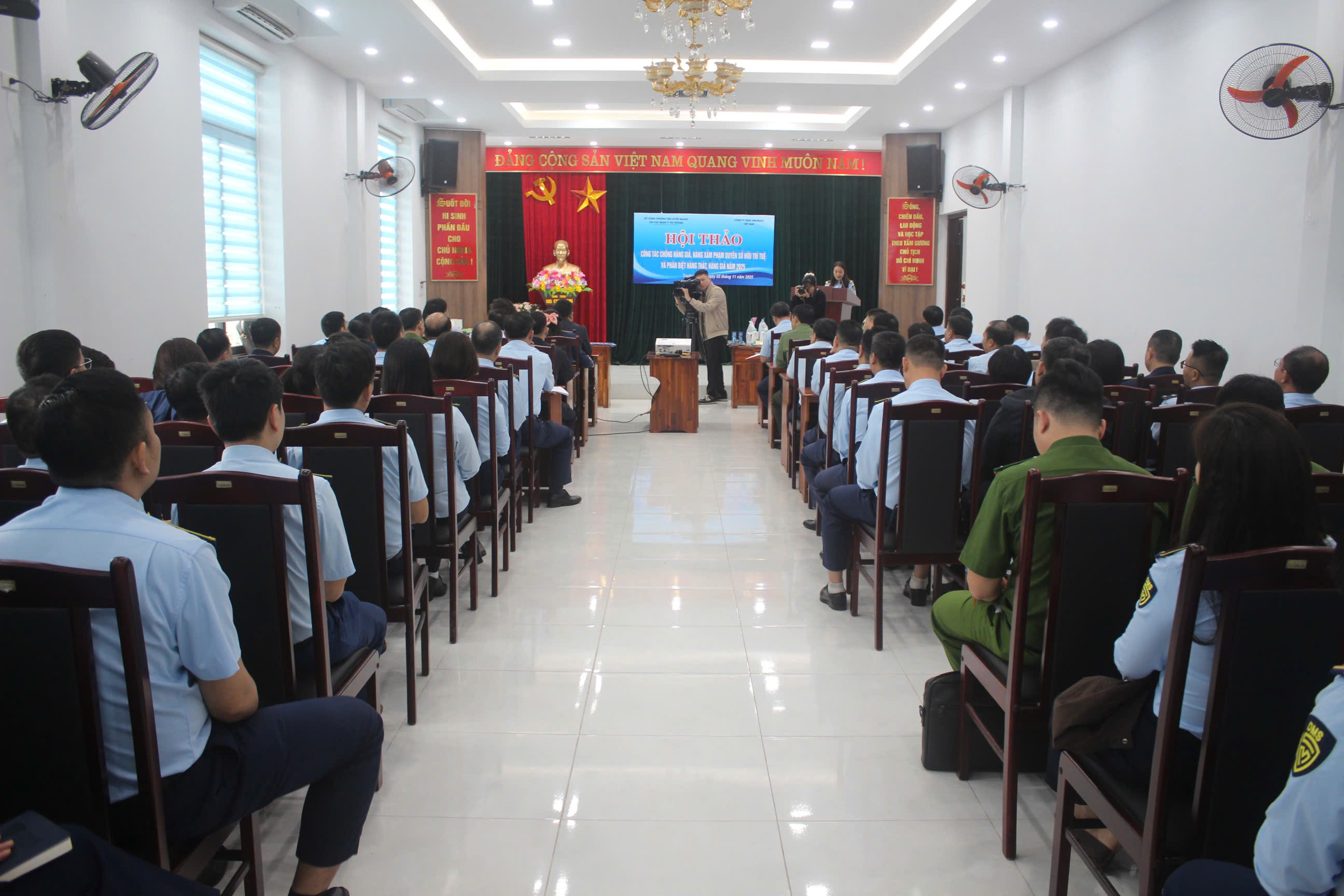 Chi cục QLTT tỉnh Tuyên Quang tổ chức Hội thảo chống hàng giả, hàng xâm phạm quyền sở hữu trí tuệ và phân biệt hàng thật, hàng giả năm 2025