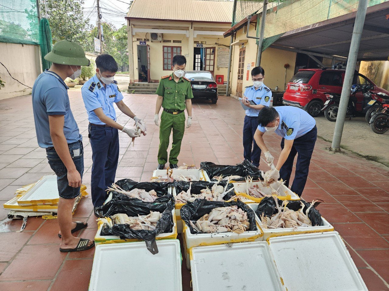 Thái Nguyên: Đội Quản lý thị trường số 3 phát hiện gần 200kg thịt gà ...