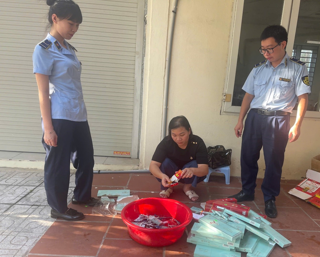 Đội Quản lý thị trường số 4 tăng cường công tác quản lý thuốc lá diếu nhập lậu, thuốc lá điện tử, thuốc lá nung nóng trên địa bàn.